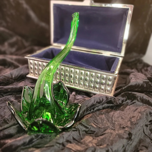 0268. Hand~Blown Beauty of a Classic Bud Vase ~ 👌 Deep Green 😍🥰 - Picture 4 of 8